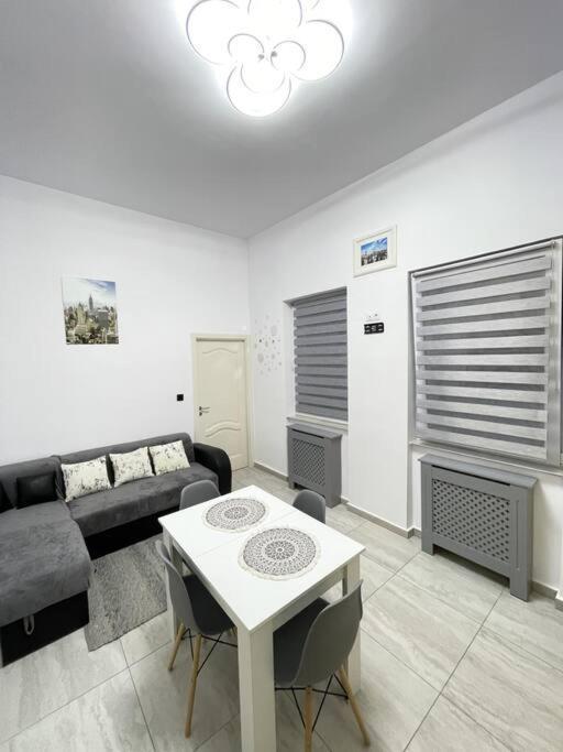 Apartament In Centrul Istoric Орадя Экстерьер фото